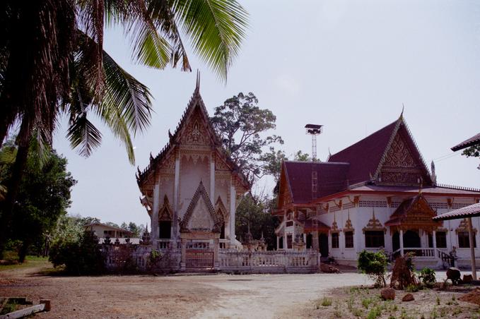 Temple in village less than 1km from confluence