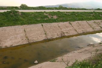 #1: The confluence point is at the small boulder in the canal