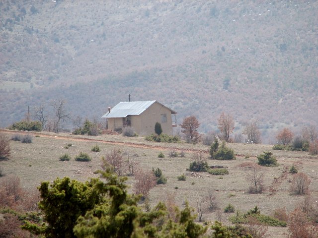 Close-up view of the mysterious house about 400 m southeast of the Confluence