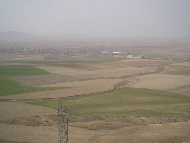 General view to the NE, with Kalaba (the nearest large town). The Confluence lies in the wheat fields beyond the two large buildings in the centre right.