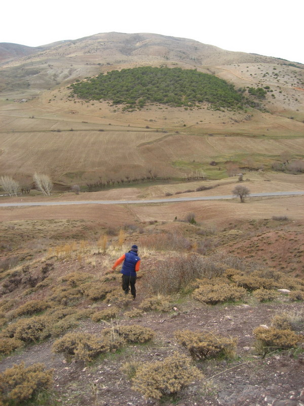 Steep descent from the confluence hill