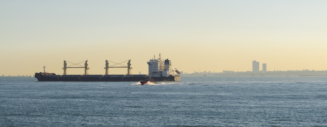 The confluence point lies near the stern of the large ship - 309 meters away. (This is also a view to the West.)