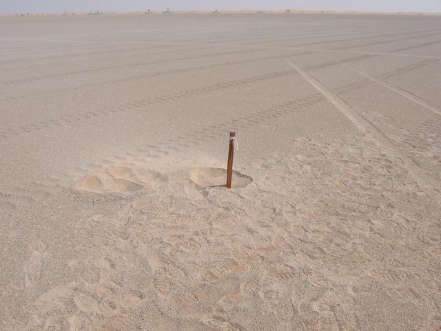 Small artificial marker at confluence point