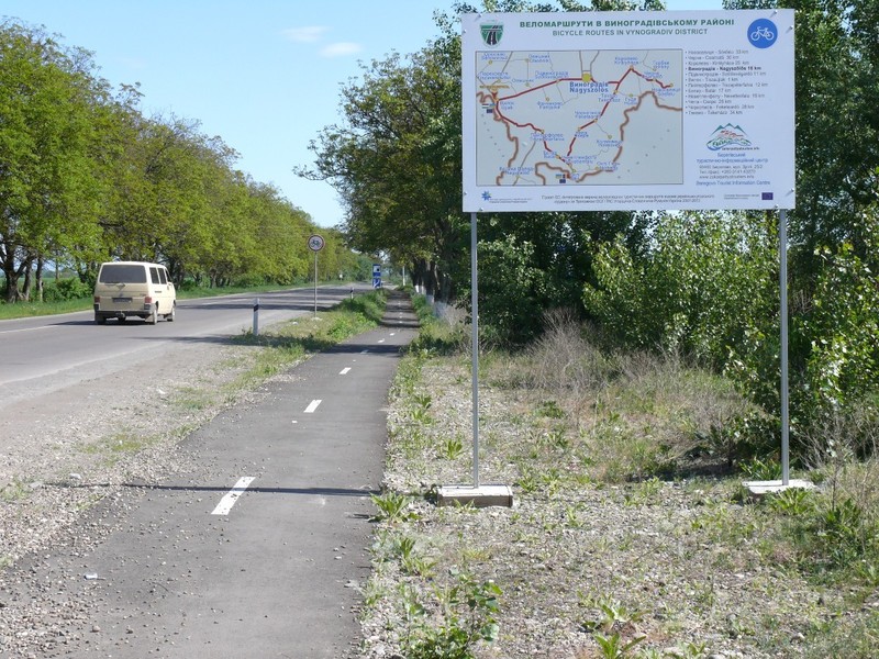 Приятная неожиданность: велодорожка вдоль дороги / The bike path along the road. What a pleasant surprise!