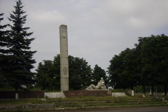 Denkmal an der Hauptstrasse - Monument where to leave the main street