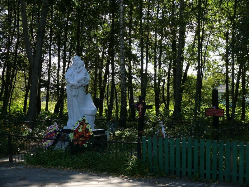 Памятник жертвам фашизма в селе Козары/Fascism victims monument in Kozary village
