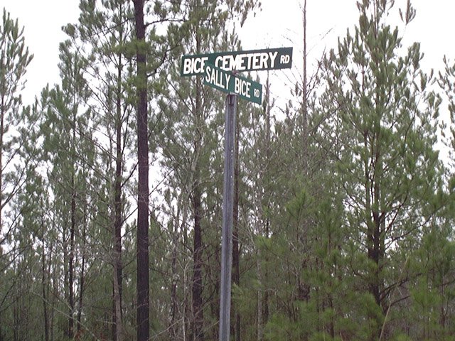 Road sign at the intersection near the confluence