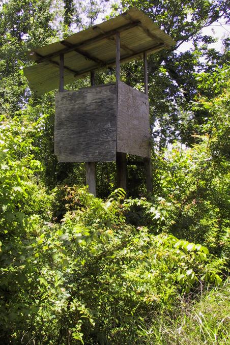 A good argument for not visiting this confluence during deer hunting season.  Photo of an elevated hunting blind adjacent to the road leading toward the confluence.