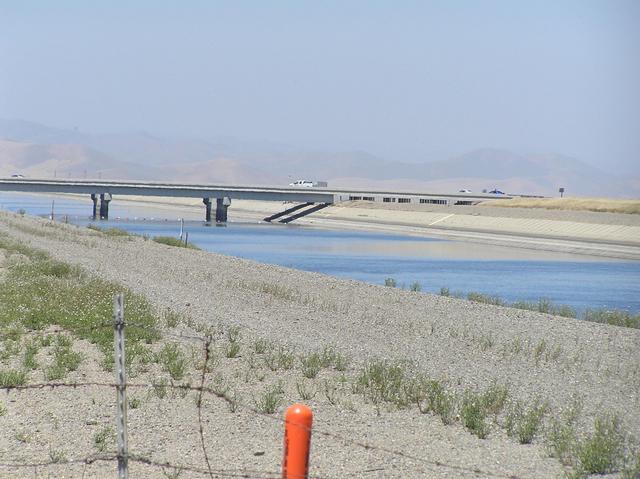 California Aqueduct on Billy Wright Road on the approach to the confluence.