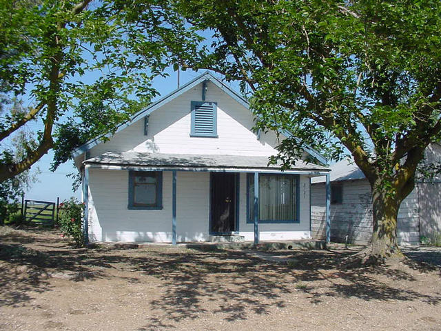 This farmhouse helps to locate the Confluence.