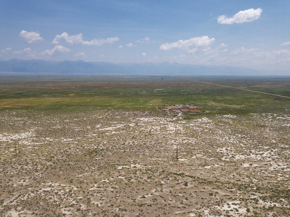 View East (towards the Sangre de Cristo Mountains), from 120m above the point