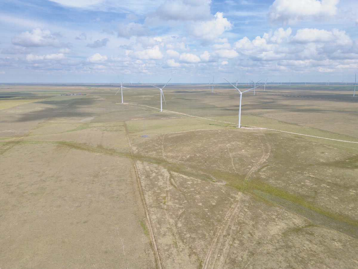View East (along the Nebraska-Colorado state line), from 120m above the point