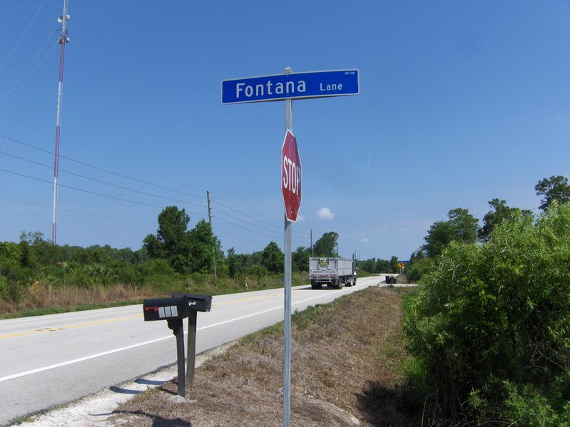 Entrance to Fontana Ln