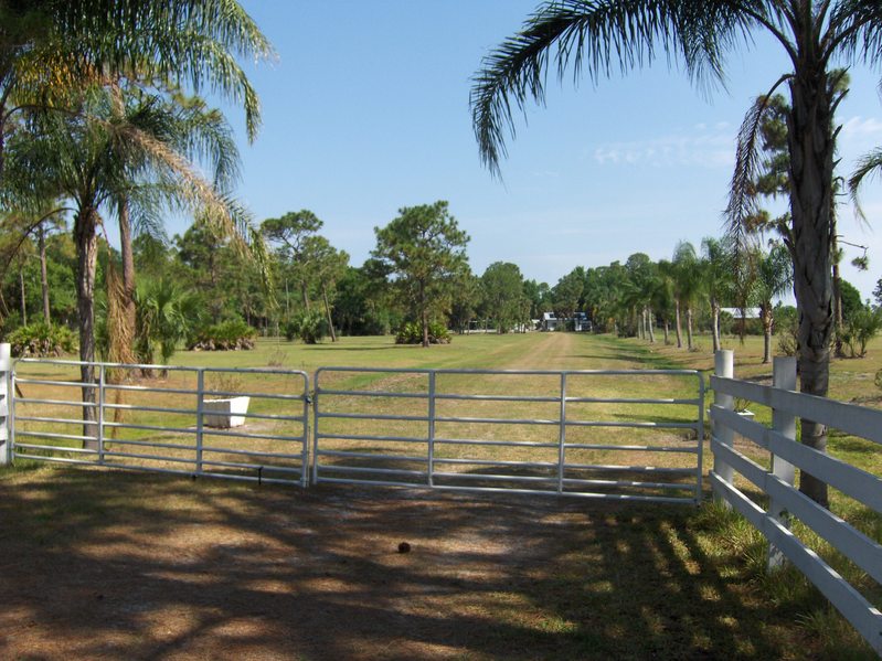 Another padlocked gate to get the Henderson´s house (where is the CP)