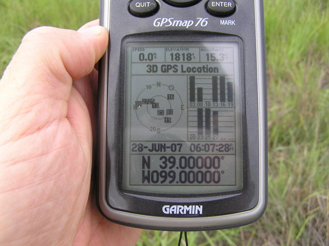 GPS reading at the confluence site:  No problem zeroing out the unit in these wide open spaces.
