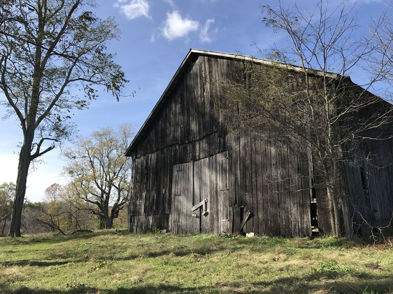 Picturesque barn about 1 km northeast of the confluence point. 