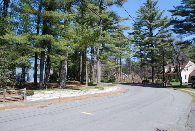 Confluence point located in the middle of street - a couple meters beyond the yellow mark