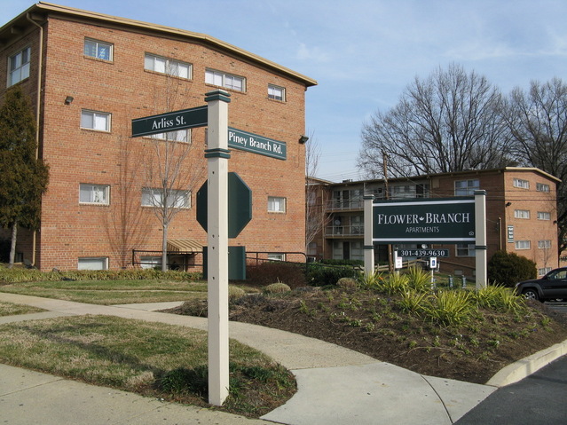 The street cornor of the apartment complex