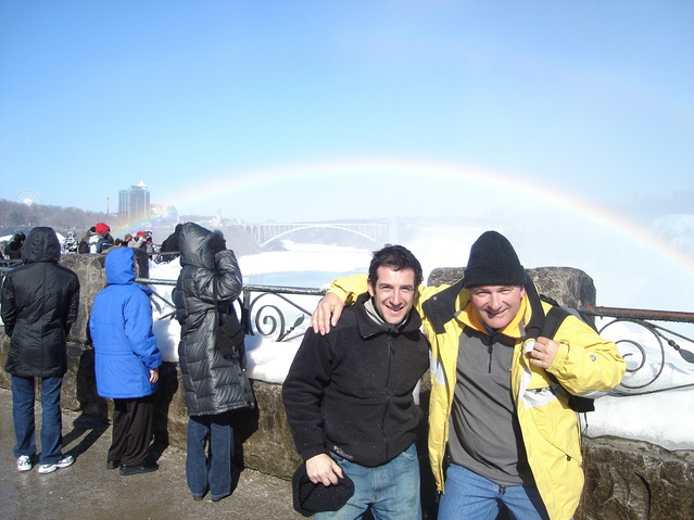 Conrado y Sergio, el arcoris y el arco del puente - Conrado and Sergio, the rainbow and the arch of the bridge