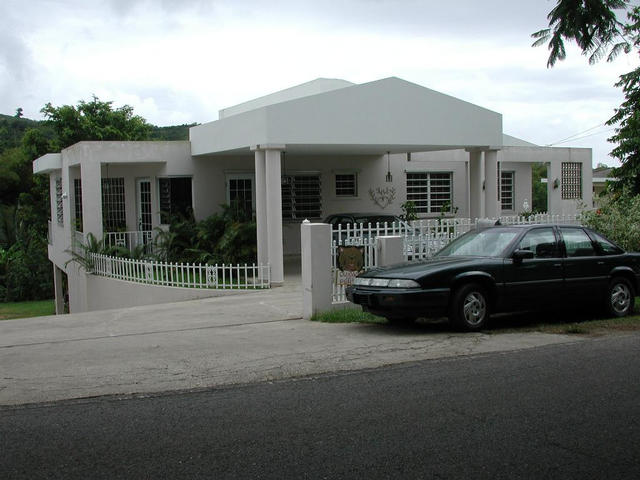 Confluence and old car are behind this house