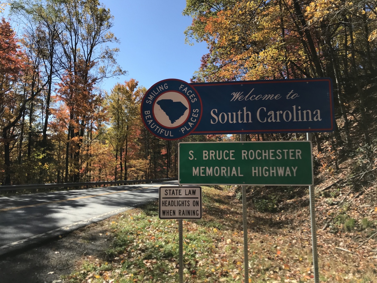 State line sign to the north of the confluence. 