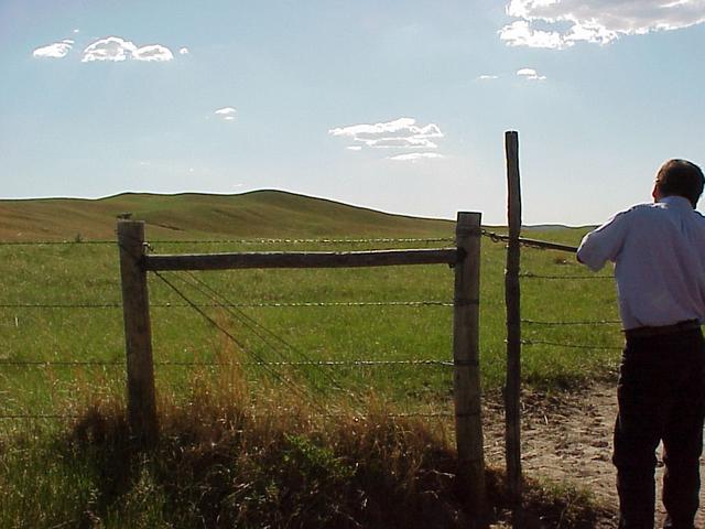 The confluence sits at the back of the highest hill in this photograph.