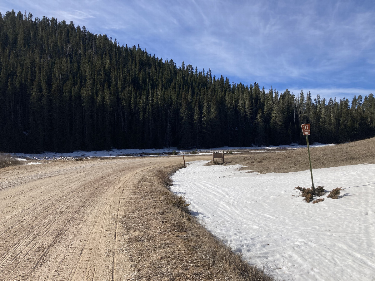 Looking south down Boles Canyon Road, about 6.5 mi/10.5 km from 44N 104W
