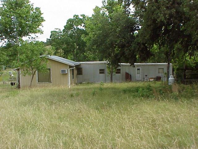 Buildings on ranch en route to the confluence.