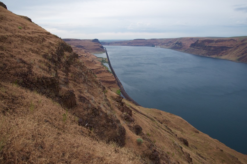 View North (along the western bank of the Columbia River). Note the railroad tracks along the river bank.