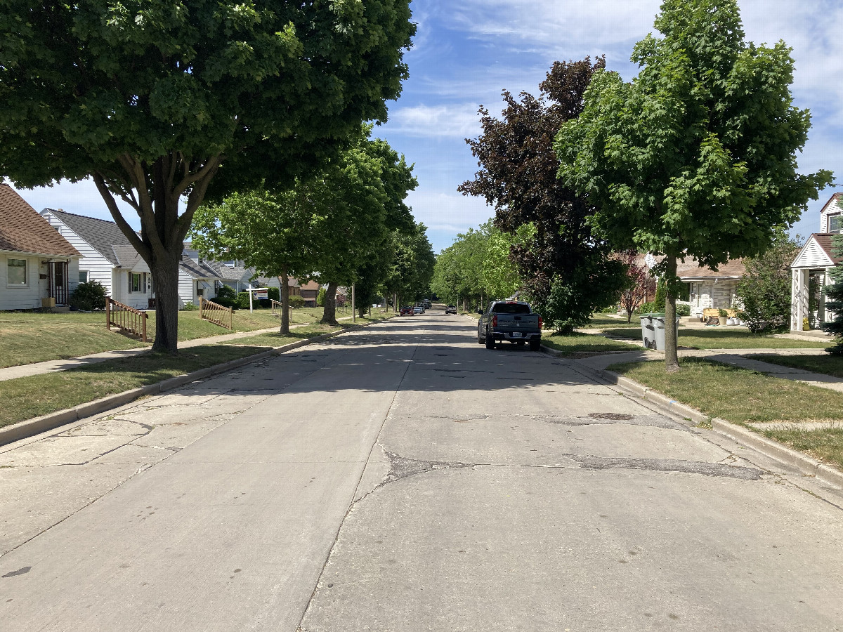 70th Street, looking north from 300 meters south of 43&deg;N