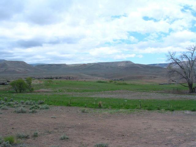 The very dated Moss Ranch is located just four miles from the confluence.  No power, phones, or convenience stores nearby.