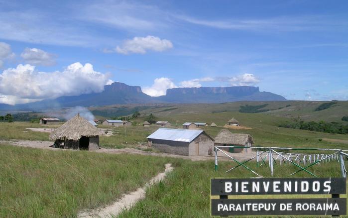 Kukenán & Roraima Tepui – view from Paraitepui