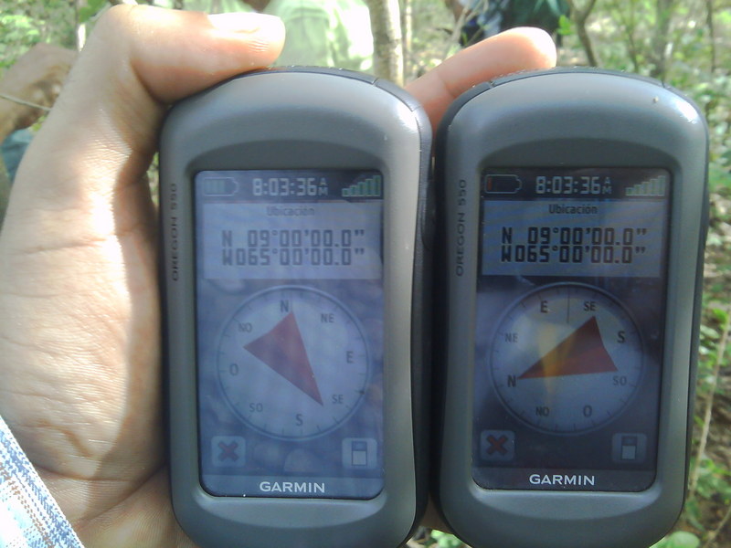 2 Oregon 550 con las coordenadas. 2 Oregon GPS on the CP