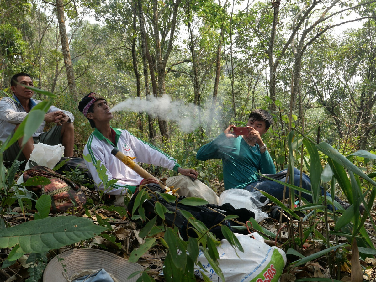 Thach enjoyed thuoc lao, a strong tobacco, commonly found in Vietnam, smoked using a bamboo... bong