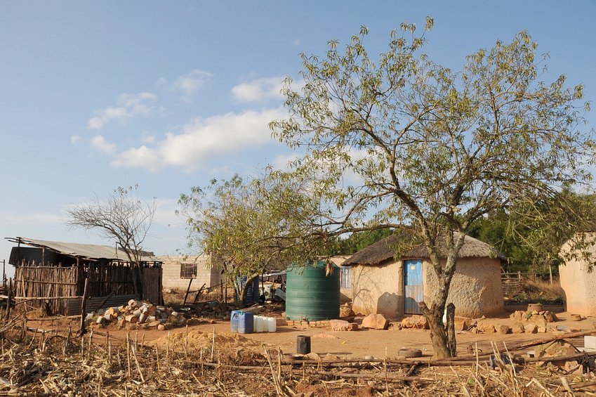 Close view of the household right in front of the confluence point