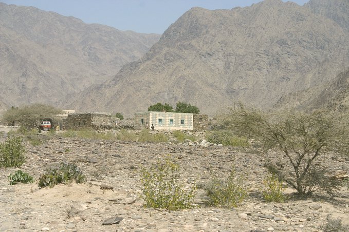 Houses at the turn-off from the asphalt