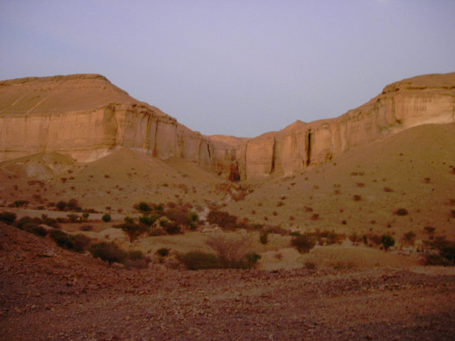 View of the wādiy on the way down from Jabal Thamriy