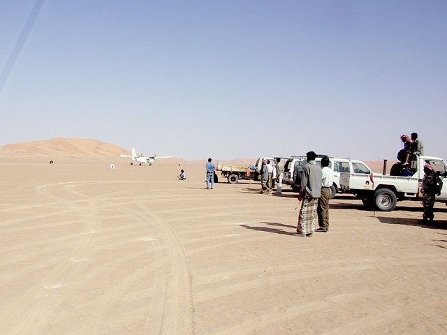 Avion spécial de San`ā' via Say'ūn attérissant sur la piste aménagée dans le désert près du Base Camp - Special aircraft from San`ā' via Say'ūn, landing on the airstrip built in the desert close to Base Camp